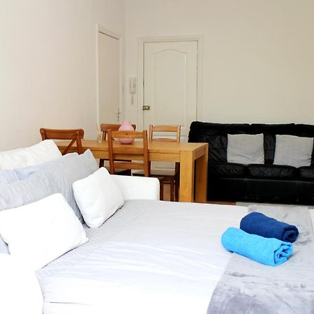 Large Garden Apartment On Golders Green High Road Лондон Экстерьер фото