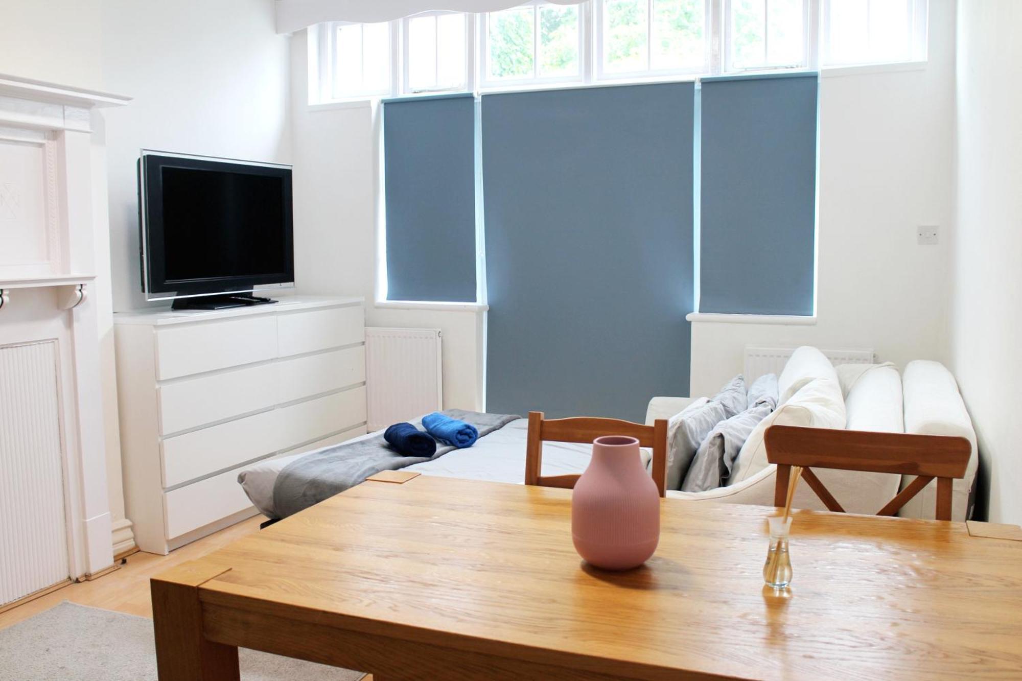Large Garden Apartment On Golders Green High Road Лондон Экстерьер фото