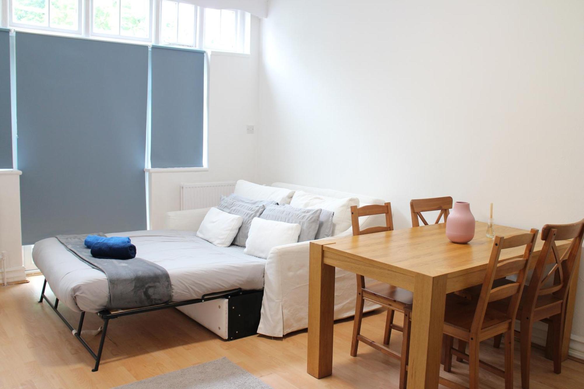 Large Garden Apartment On Golders Green High Road Лондон Экстерьер фото