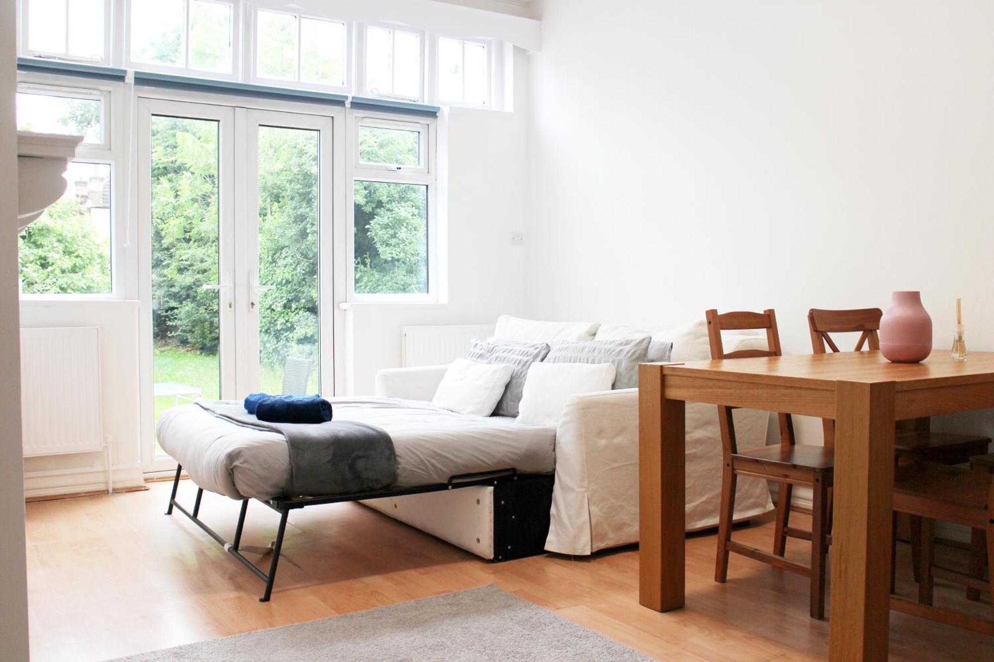 Large Garden Apartment On Golders Green High Road Лондон Экстерьер фото